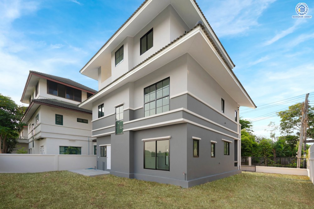 บ้านมือสองตกแต่งใหม่ โครงการ ดิเอมเมอรัลด์การ์เด้น ทวีวัฒนา เนื้อที่ 80 ตร.ว. ฟังก์ชัน 4 ห้องนอน 3 ห้องน้ำ จอดรถได้ 2 คัน บนทำเลศักยภาพเชื่อมต่อหลายเส้นทาง ทั้ง ถนนทวีวัฒนา, ถนนพุทธมณฑลสาย4, ถนนบรมราชชนนี ใกล้เซ็นทรัลปิ่นเกล้า และมหาวิทยาลัยมหิดล